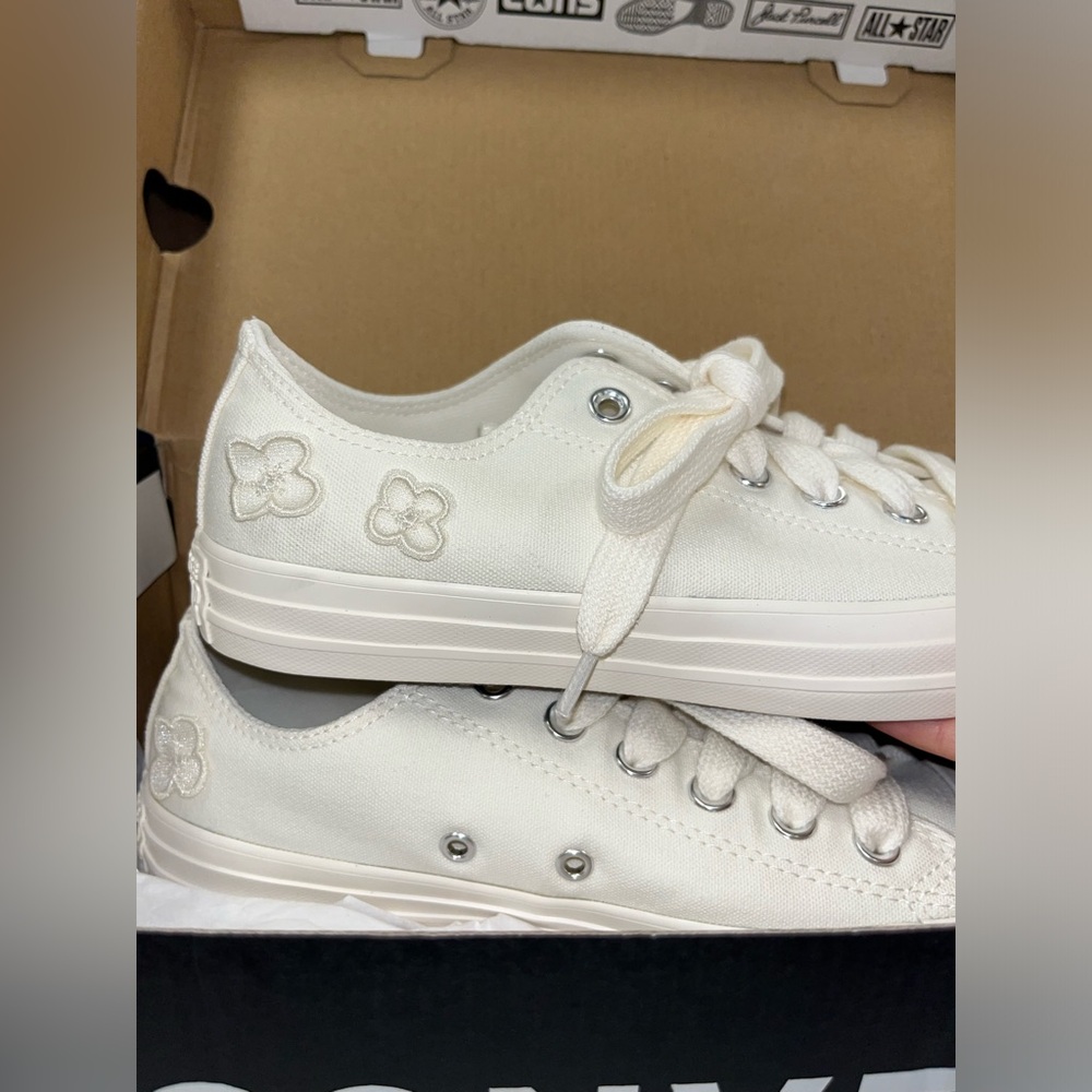 Adorable Flower low top Converse 🌸 🤍 Brand new with box!!🤍🤍